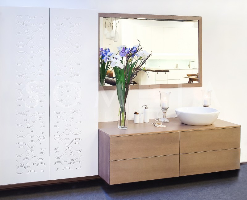 Vonios baldai pagaminti iš MDF plokštės ir natūralaus lukšto faneruotės